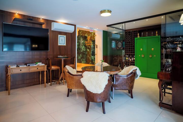 Lounge 132 of 137