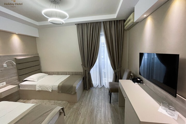 Room 3 of 28