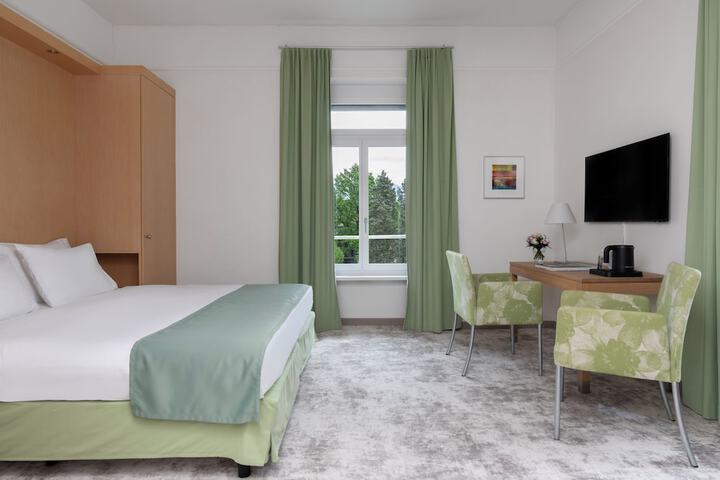 Room 30 of 47