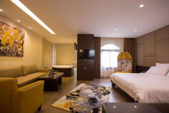 Room 14 of 33