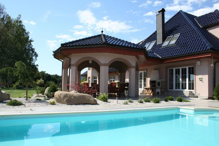 Pool 10 of 17
