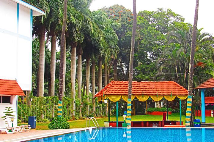 Hotel Pool