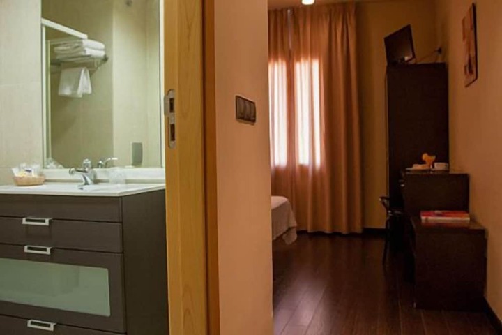 Room 16 of 36