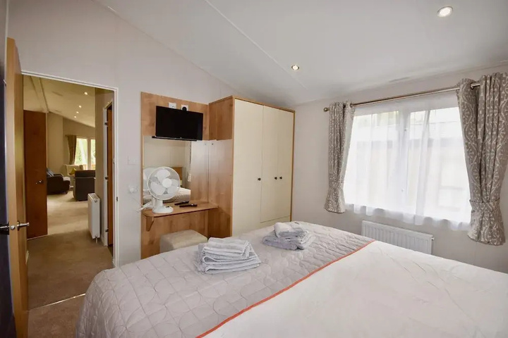 Room 5 of 12