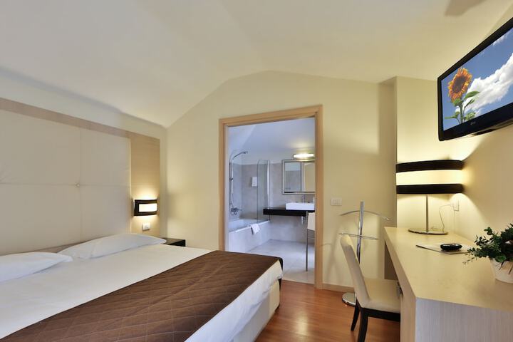 Room 2 of 56