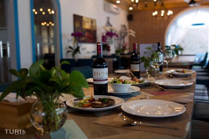 Dining 36 of 46