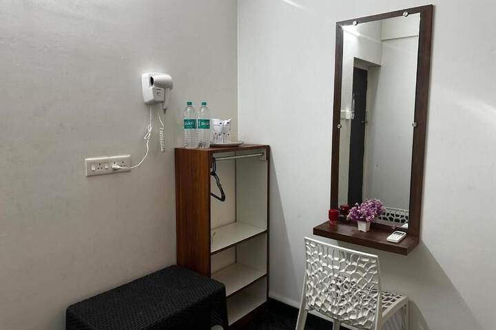 Room 12 of 16