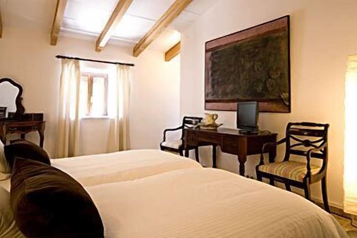 Room 9 of 12