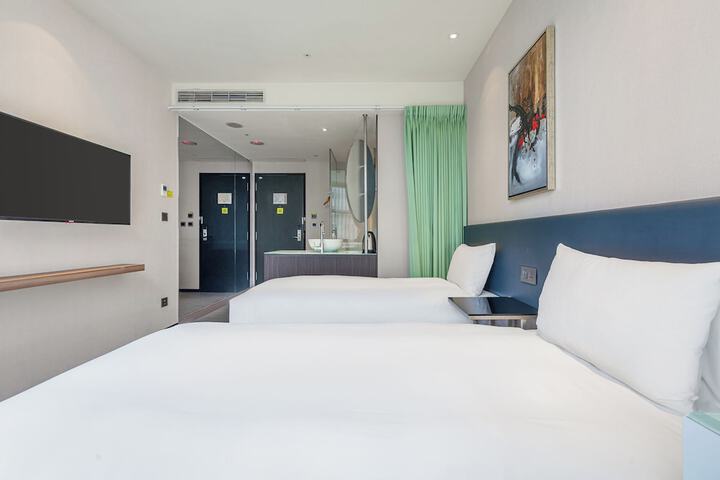 Room 43 of 162