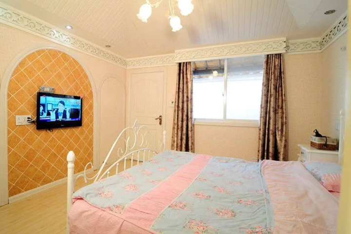 Room 4 of 16