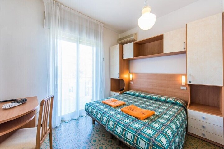 Room 9 of 30
