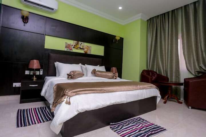 Room 10 of 18