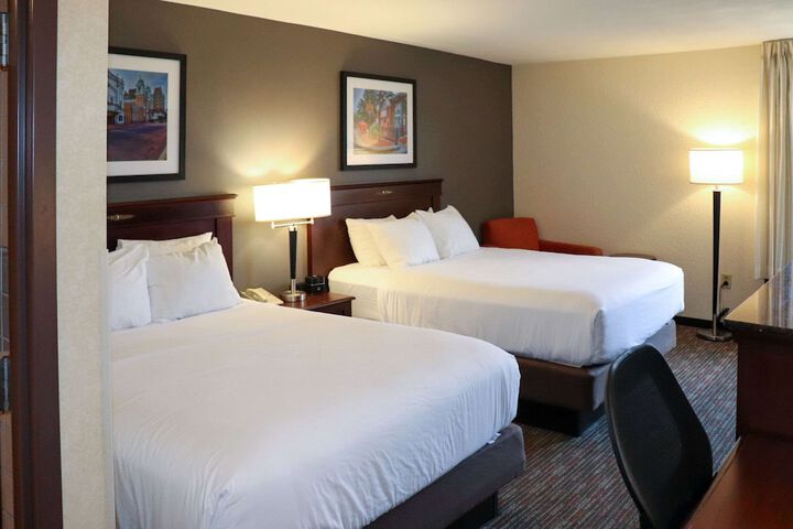 2 Queen Beds (3 of 3)