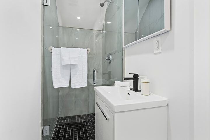 Room 6 of 28