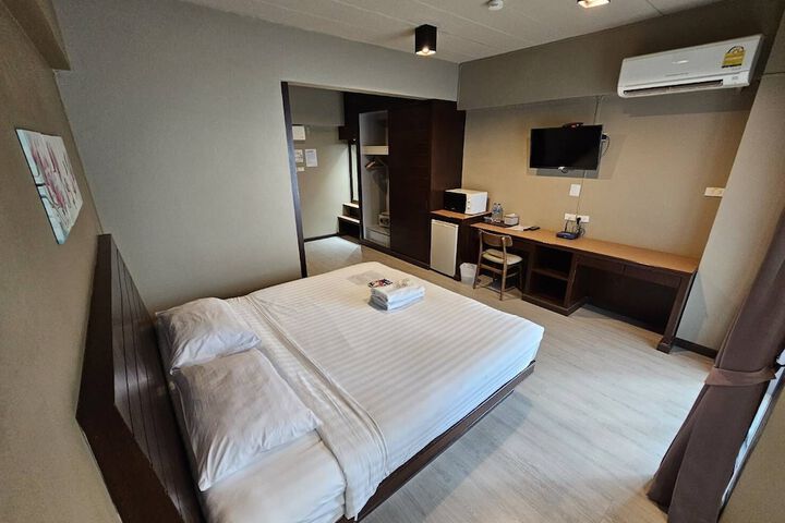Room 5 of 32