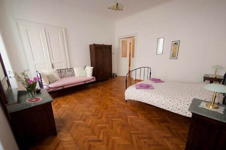 Room 3 of 43