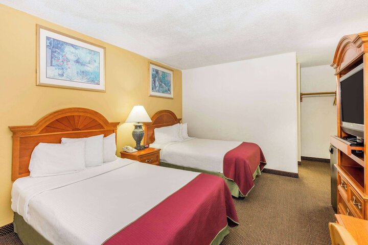 2 Double Beds (10 of 12)