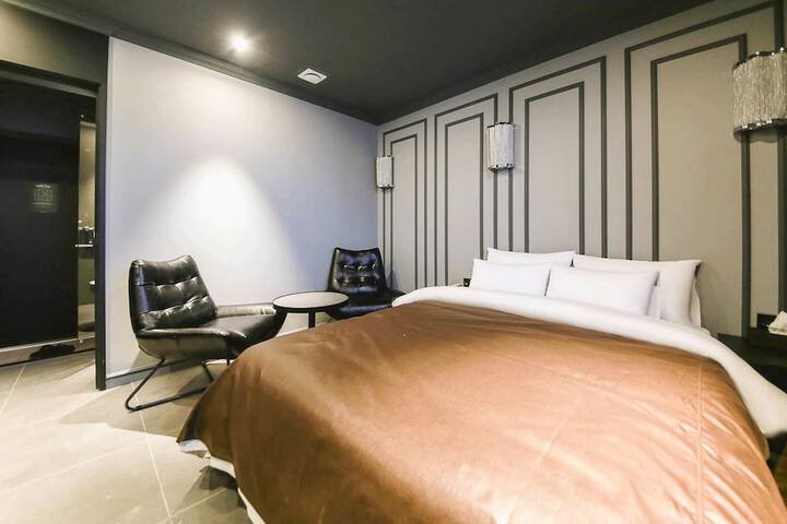 Room 6 of 25