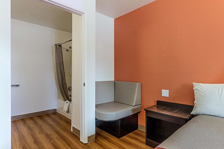 Room 9 of 38