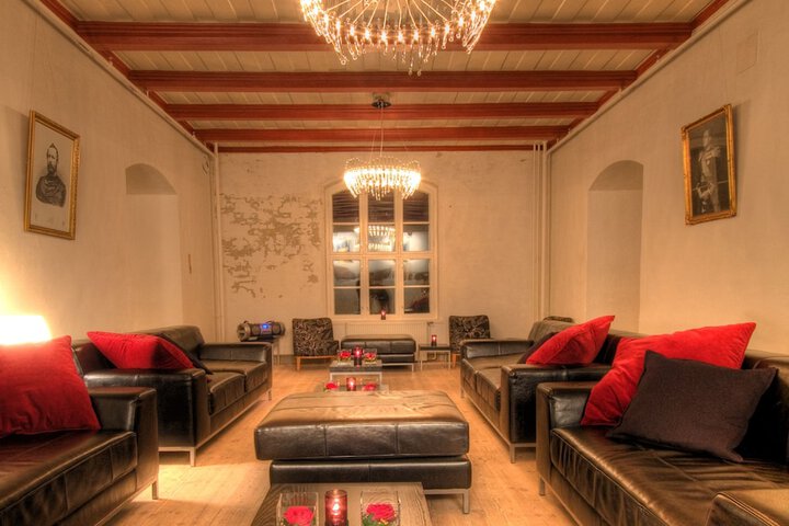 Lounge 26 of 56