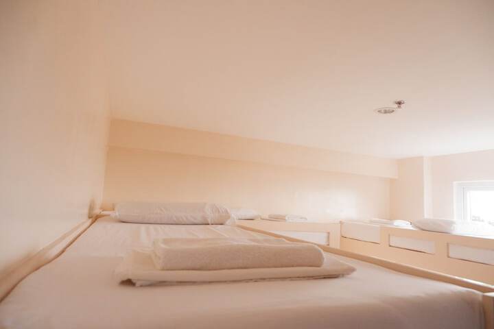 Room 6 of 90