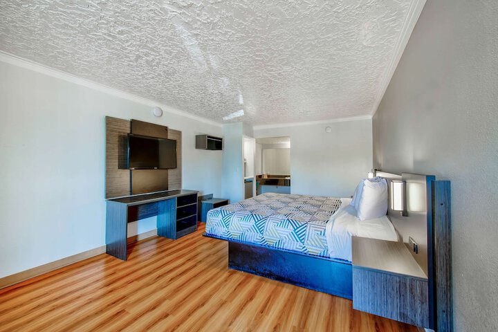 1 King Bed (7 of 18)