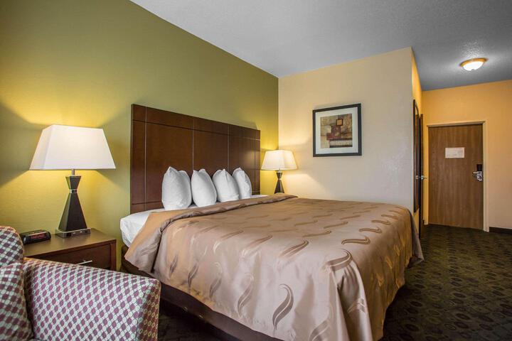 1 King Bed Efficiency (5 of 10)