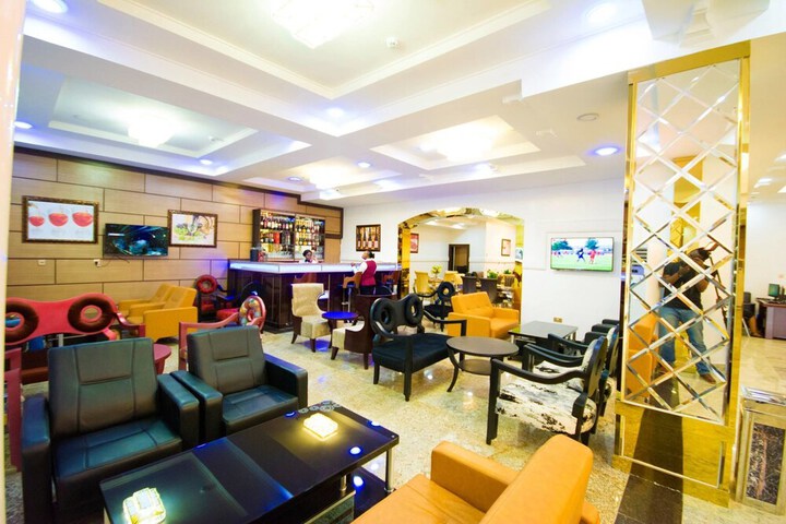 Lounge 25 of 38