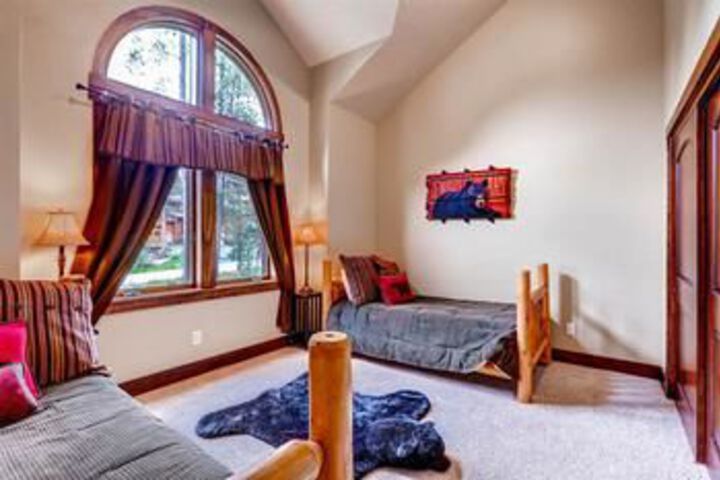 Room 12 of 25