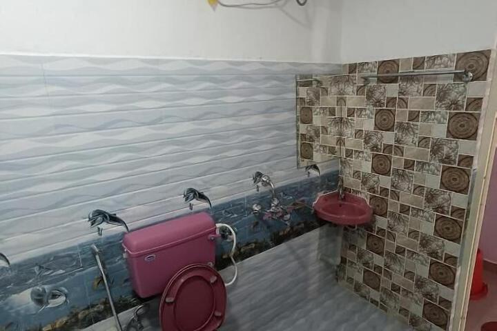 Room 2 of 33