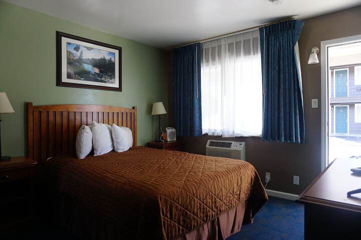 1 Queen Bed (6 of 18)