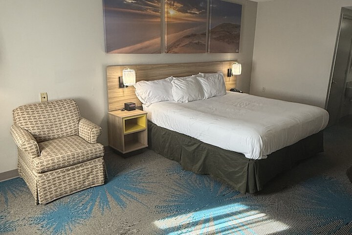 1 King Bed (4 of 11)
