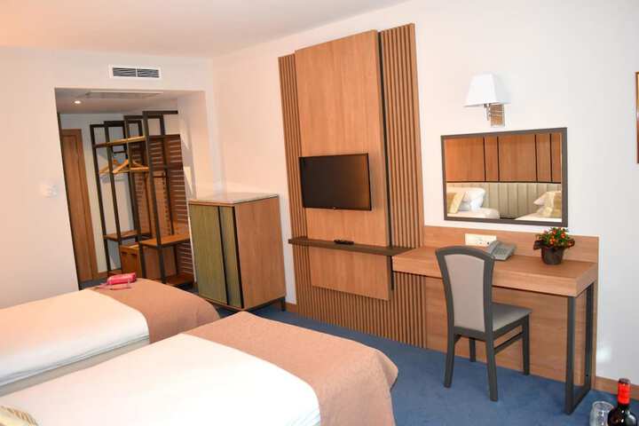 Room 9 of 37
