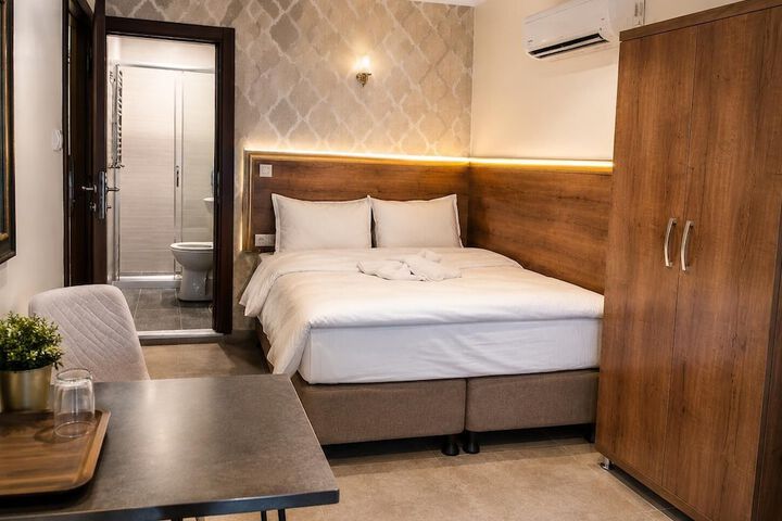 Room 33 of 64