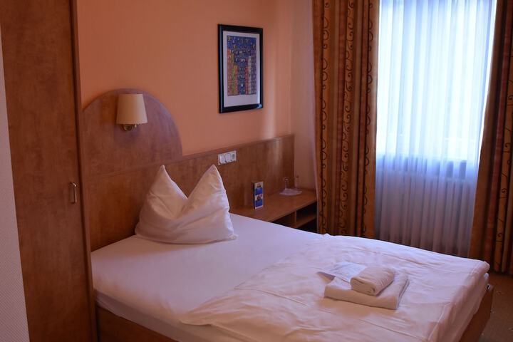 Room 3 of 49