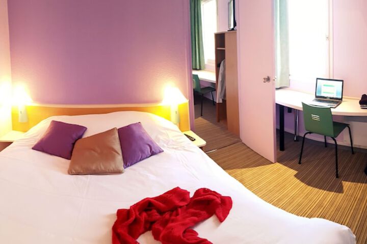 Room 4 of 63