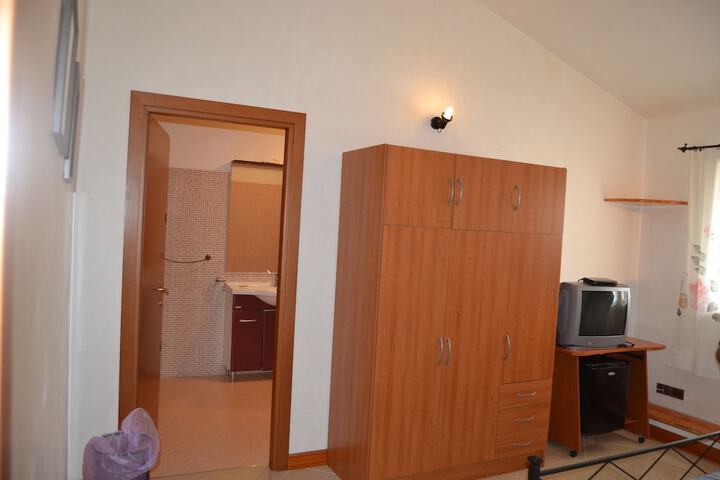 Room 24 of 60