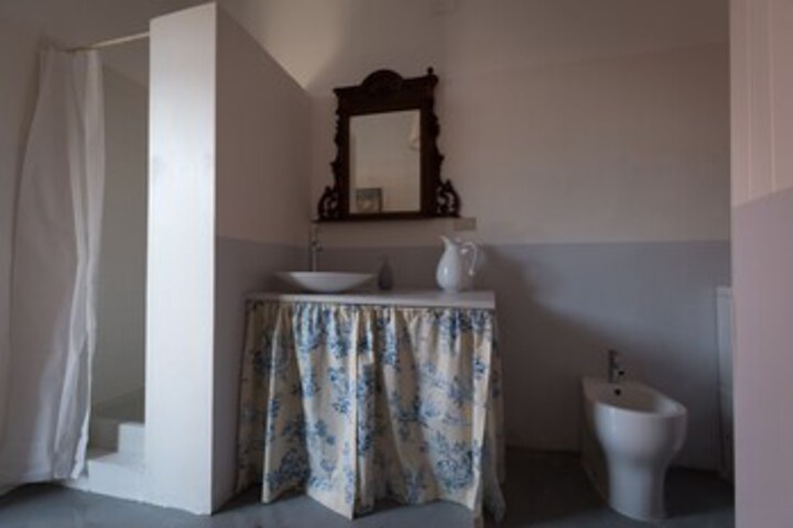 Room 4 of 37