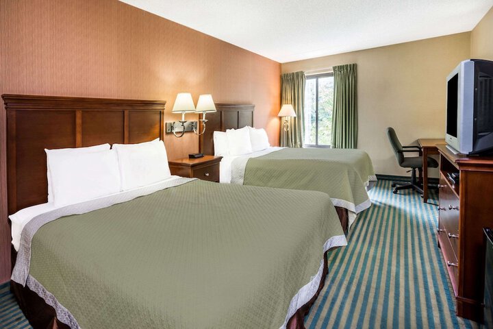 2 Queen Beds (7 of 9)