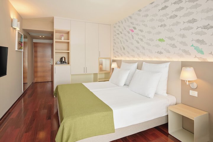 Room 14 of 90