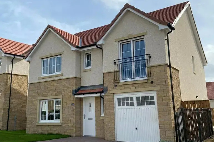 Beautiful 4 Bedroom 3 Beds House in Glasgow