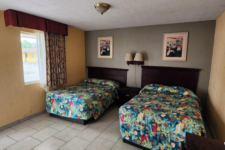 2 Double Beds (3 of 6)
