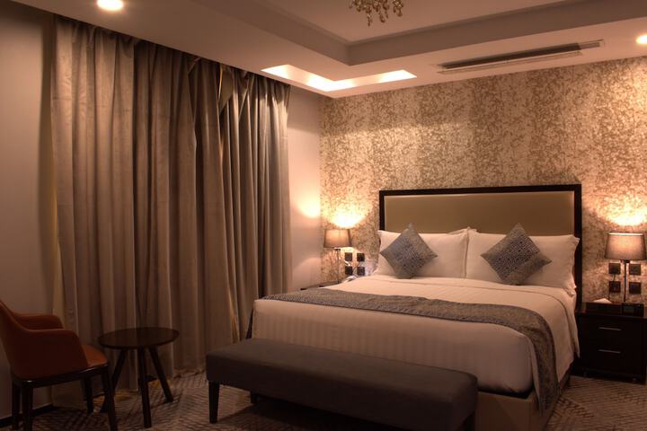 Room 32 of 43