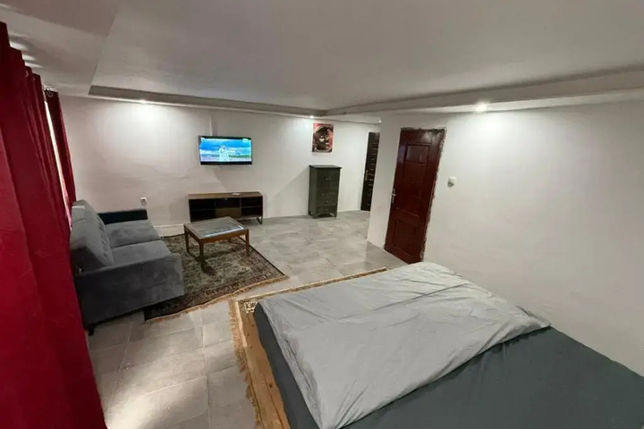 Room 4 of 10