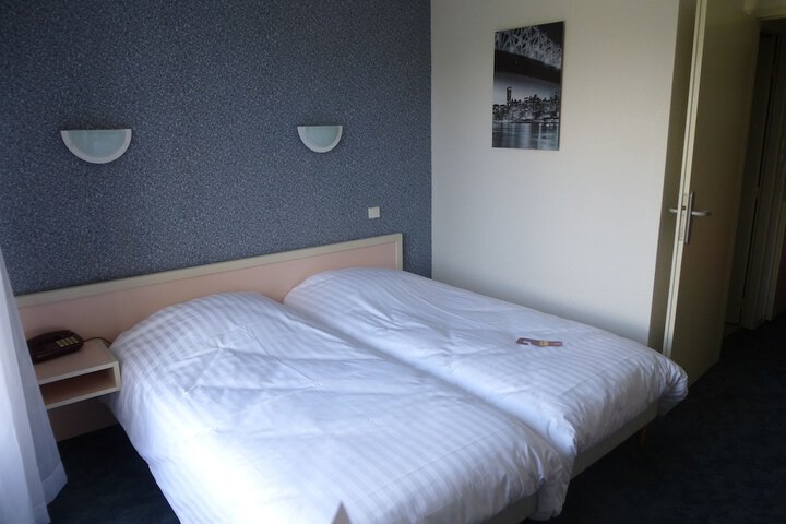 Room 12 of 33
