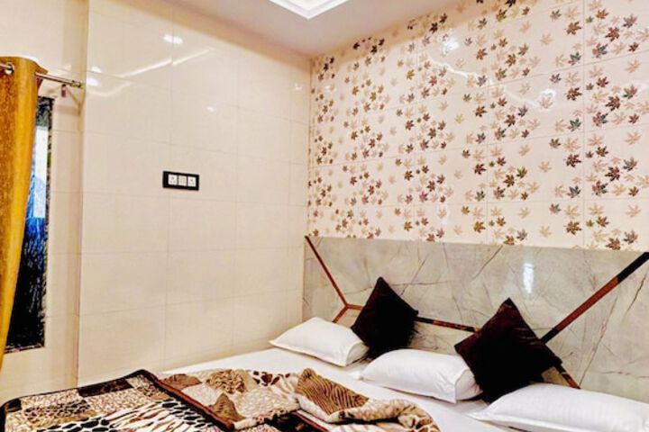 Room 4 of 8