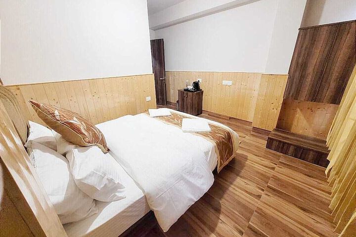 Room 6 of 32