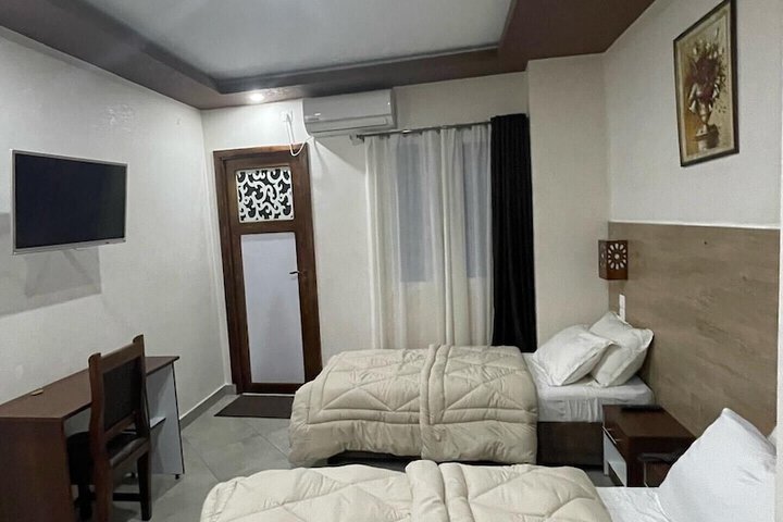 Room 5 of 10