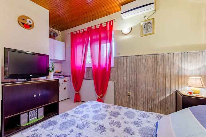 Room 5 of 17