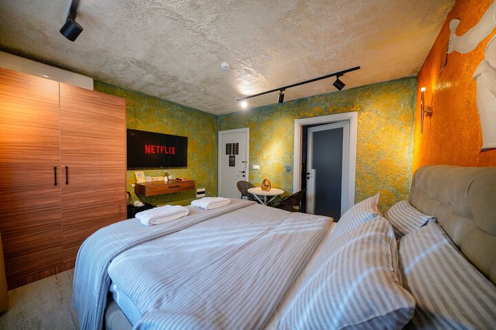 Room 126 of 244